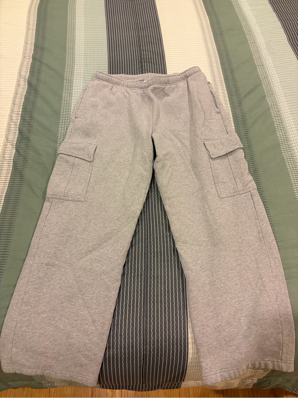 Aritzia Cargo Sweatpants in Light Gray